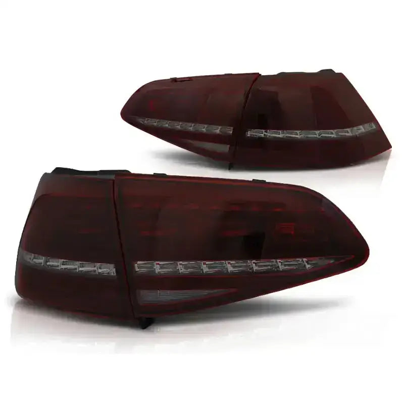 Baklykt Vw Golf 7 Red Smoke LED med sekvensielle striper, vist fra skrå vinkel mot hvit bakgrunn.