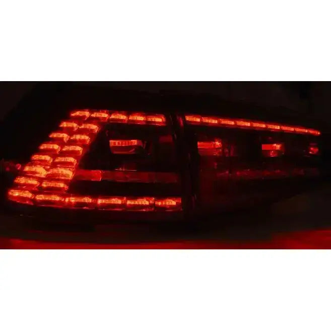 Baklys Vw Golf 7 Red Smoke LED SEQ R Look med røde LED-lys og geometrisk mønster sett bakfra.