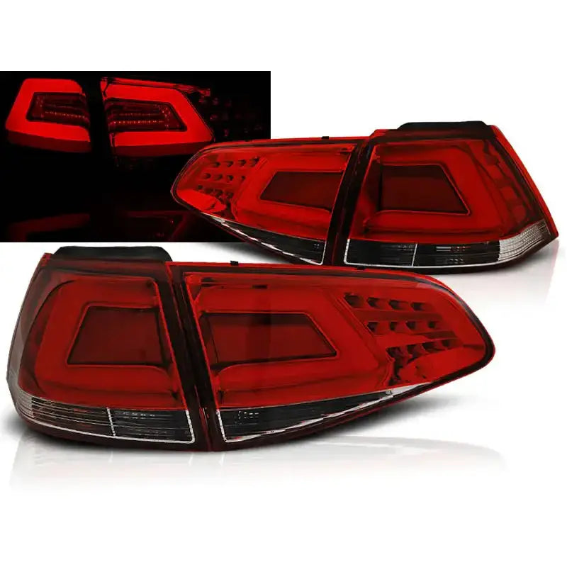 Baklykter Vw Golf 7 13- Red White Led Bar med moderne LED-design, vist fra skrå vinkel.