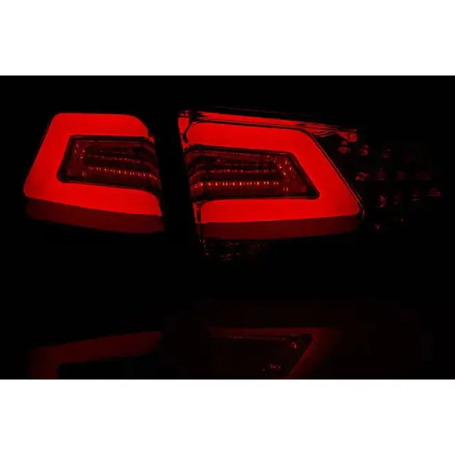 Baklys Vw Golf 7 LED baklykter med rødt og hvitt lys, sett bakfra i mørket.