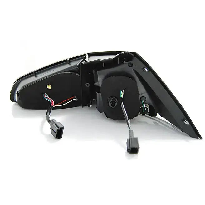 Baklamper Vw Golf 7 13- Red White Led Bar sett bakfra med synlige ledninger og interne komponenter.