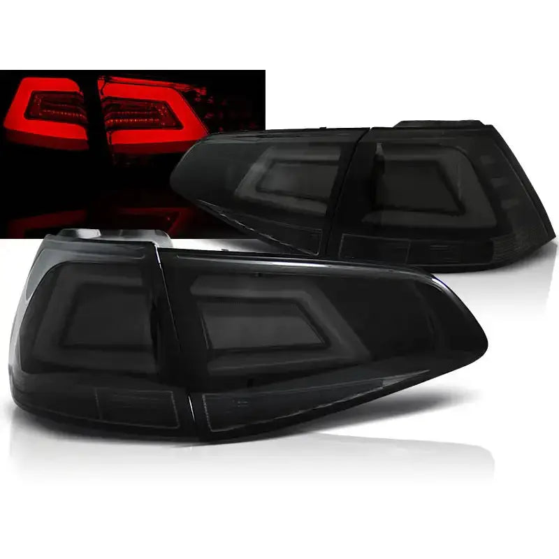 Baklykter Vw Golf 7 13- Smoke Black LED Bar sett fra skrå vinkel med røde LED-lys.