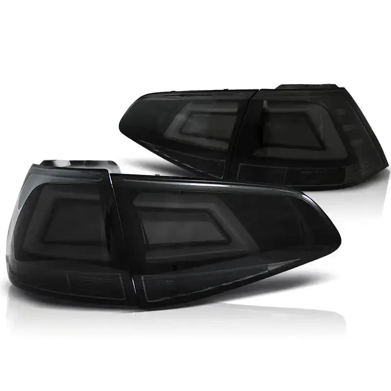 Baklykt Vw Golf 7 Smoke Black LED Bar sett, sett fra skrå vinkel med sort glass og LED-elementer.