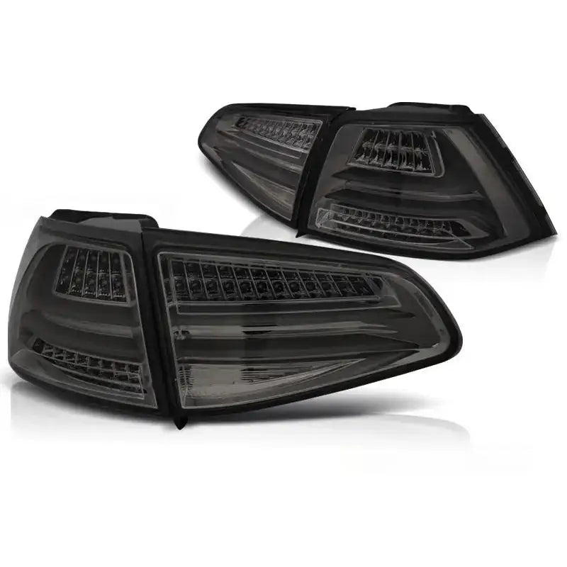 Baklykt Vw Golf 7 13- Smoke LED Bar med sotet glass og synlige reflektorer, sett fra skrå vinkel.