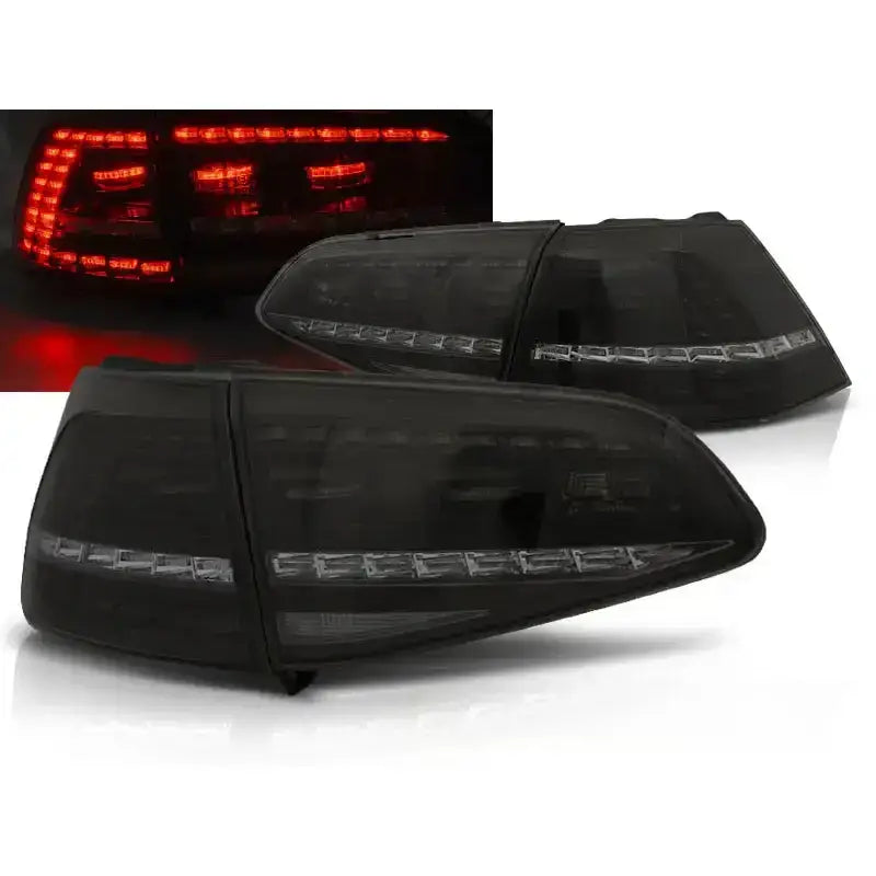 Baklykter Vw Golf 7 13- smoke LED med sekvensielle lys, avbildet tent fra skrå vinkel.