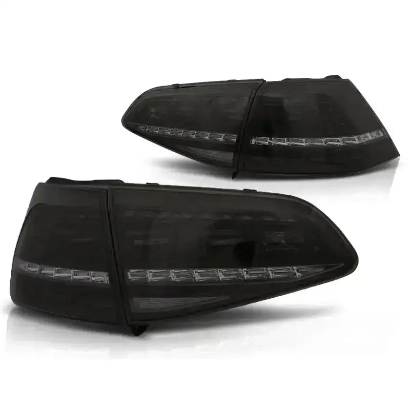 Baklykt Vw Golf 7 13- smoke LED SEQ R Look vist fra skrå vinkel mot hvit bakgrunn.