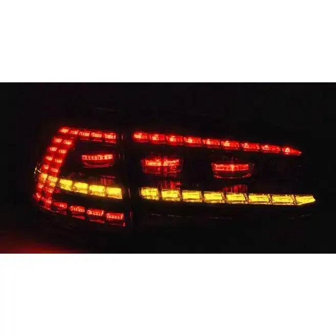 Baklamper Vw Golf 7 13- Smoke LED SEQ R Look opplyst i rødt og gult, sett rett bakfra i mørket.
