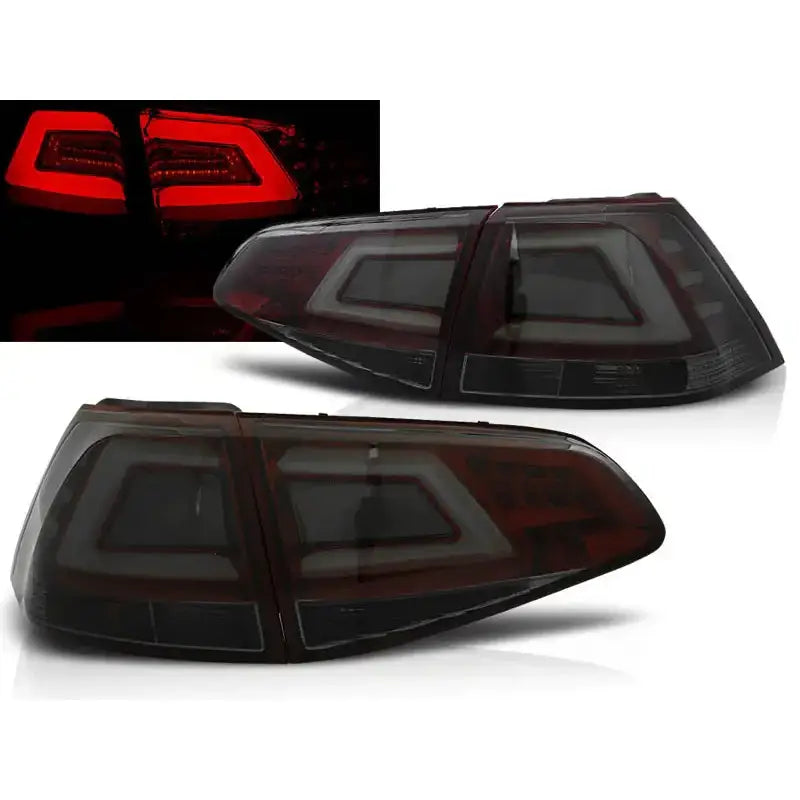 Baklykter Vw Golf 7 13- Smoke Red LED Bar vist tent med rødt lys fra skrå vinkel.