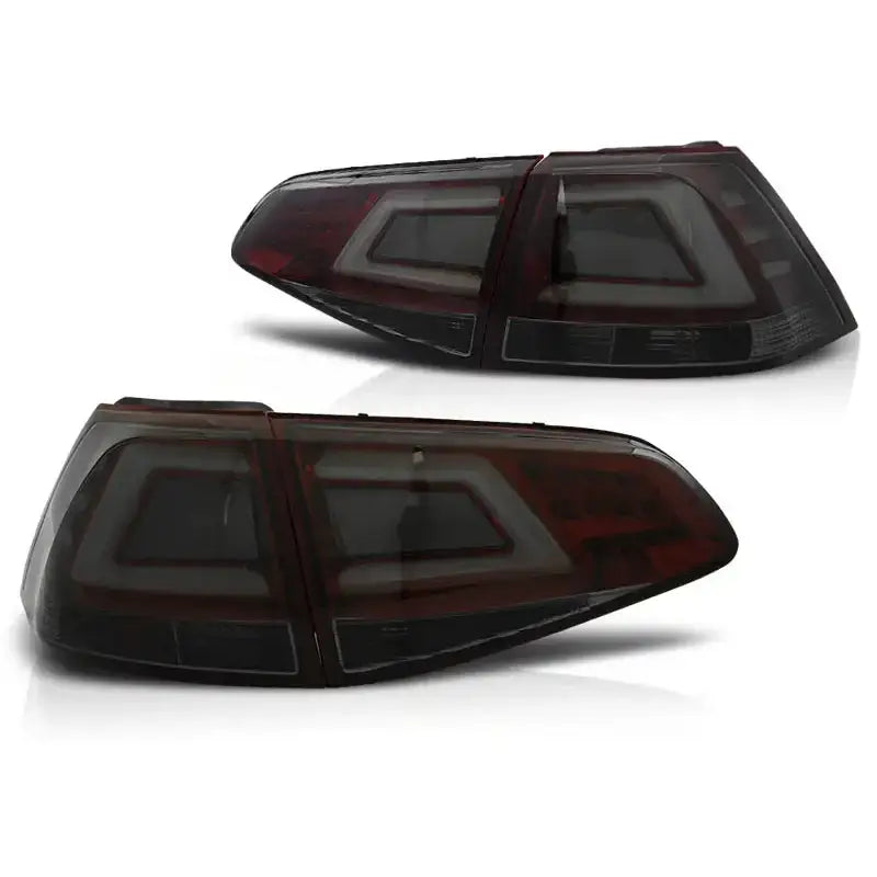 Baklykt Vw Golf 7 13- smoke red LED bar sett vist fra skrå vinkel med rektangulære detaljer.