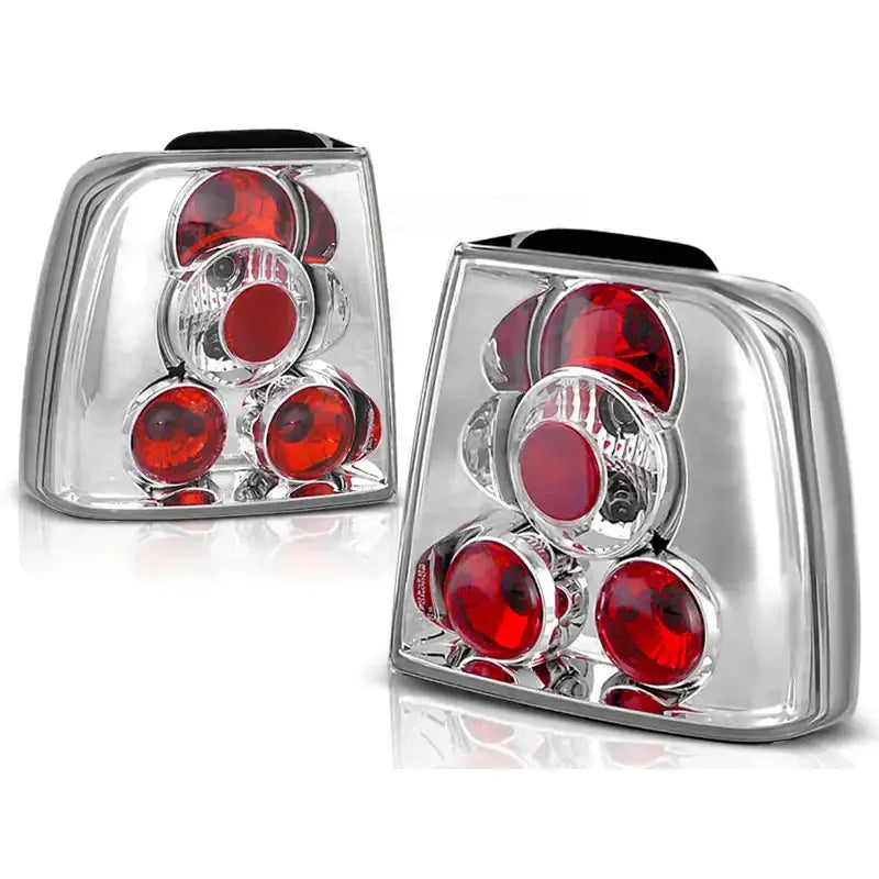 Baklykter Vw Passat B5 sedan i krom med klare linser og runde røde felt, sett fra skrå vinkel.