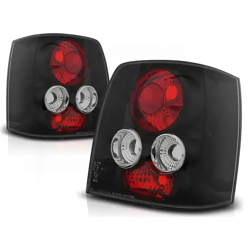 Baklykter Vw Passat B5 Variant Black med sort ramme og runde røde og klare felter, sett skrått forfra.