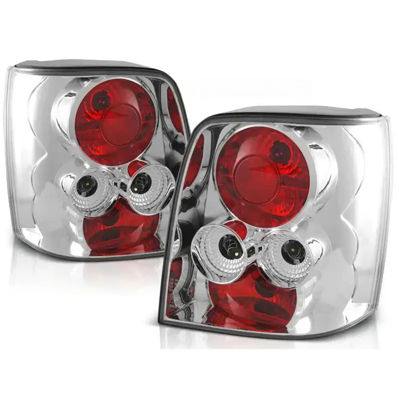 Baklykter Vw Passat B5 Variant Chrome, to rektangulære med krom bakgrunn og runde røde detaljer.