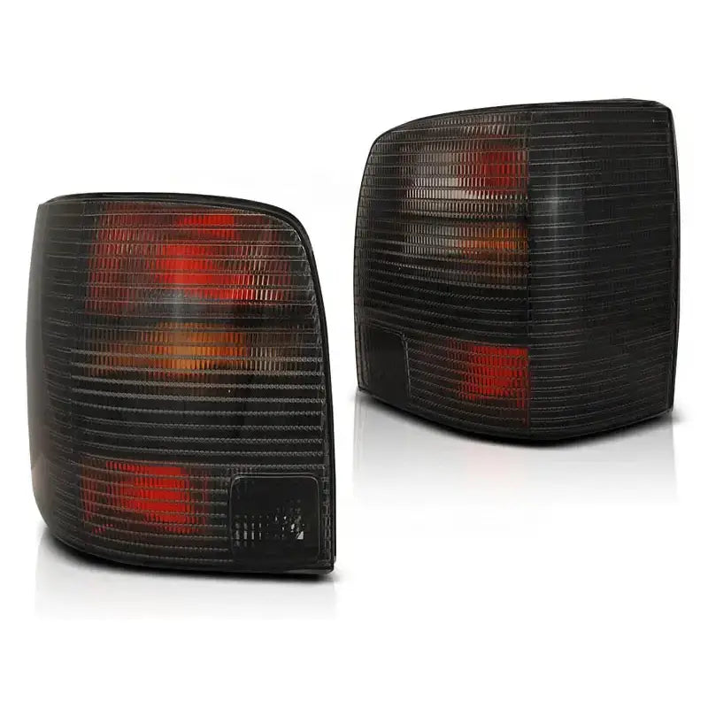 Baklykter Vw Passat B5 Variant Smoke, sett med to i sotet plast mot hvit bakgrunn.