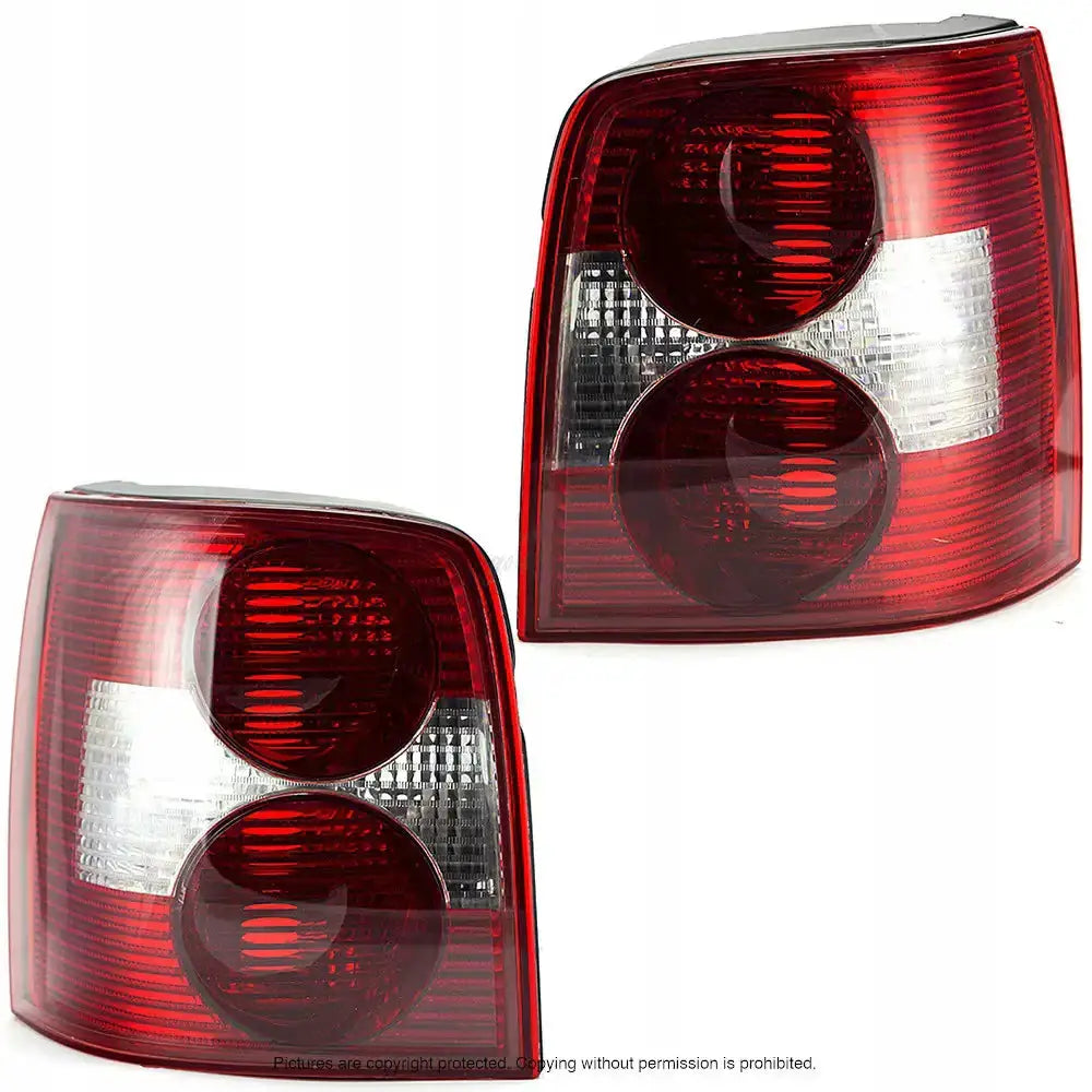 Baklykter Vw Passat B5 3BG 00-05 sett med to røde og klare billykter sett fra skrå vinkel.