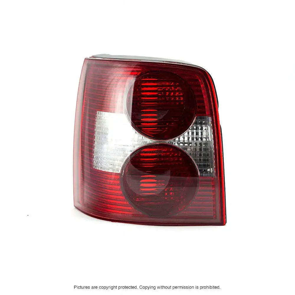 Baklys Vw Passat B5 3BG med to røde sirkulære felt og hvite detaljer, sett fra skrå vinkel bakfra.