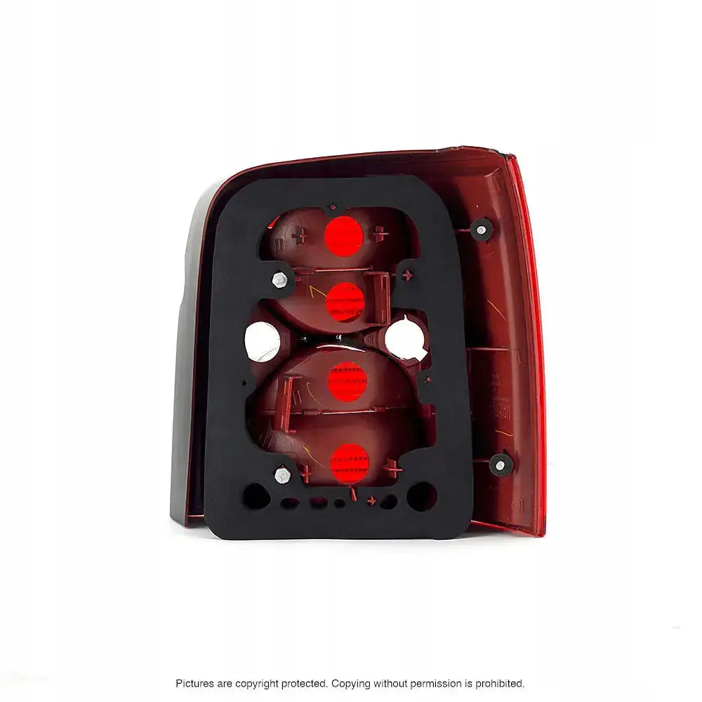 Baklykt Vw Passat B5 3BG bakfra med rød plast, sorte detaljer og synlige pæreholdere.