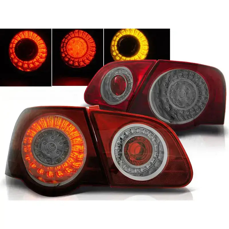Baklykter Vw Passat B6 3C med rødt og klart glass, LED i sirkelmønster, sett fra skrå vinkel.