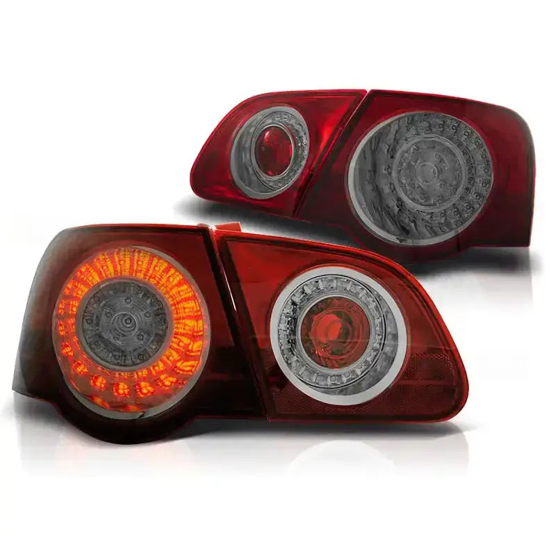 Baklykt Vw Passat B6 3C rød og klar LED, ett lys med oransje dioder påslått, skrå vinkel.