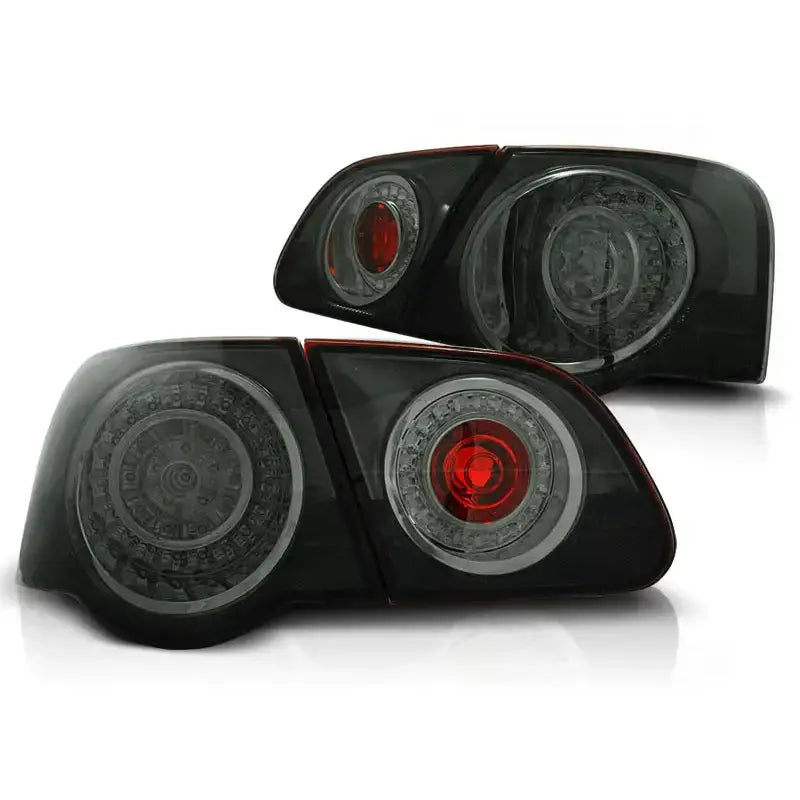 Baklykt Vw Passat B6 3C smoke LED med sirkulære røde detaljer, sett fra skrå vinkel.