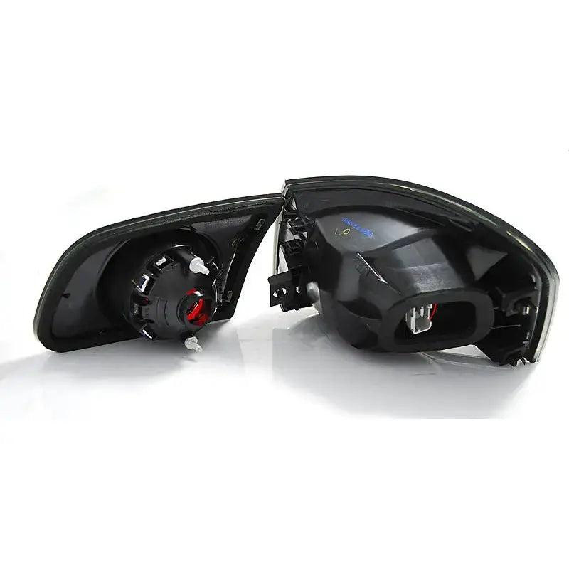 Baklys Vw Passat B6 3C Variant sett bakfra med synlige kontakter og festepunkter på hvit bakgrunn.