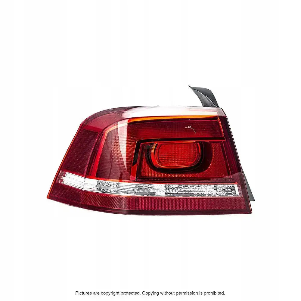 Baklykt Vw Passat B7 10-14 med rødt og hvitt glass sett fra skrå vinkel, tydelige detaljer.
