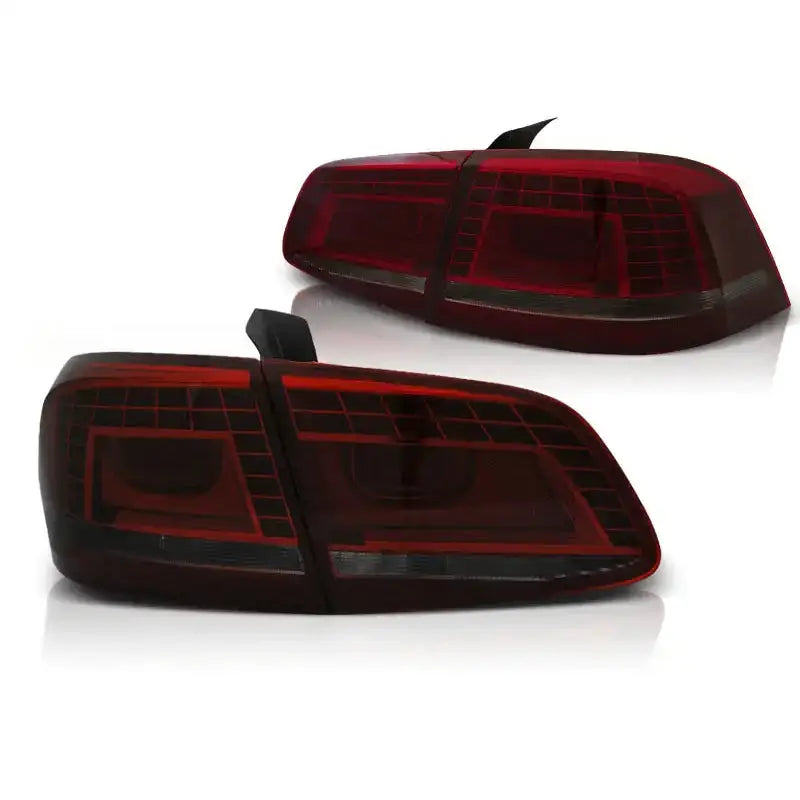 Baklykt VW Passat B7 sedan LED red smoke, sett fra skrå vinkel med rutemønstret glass.