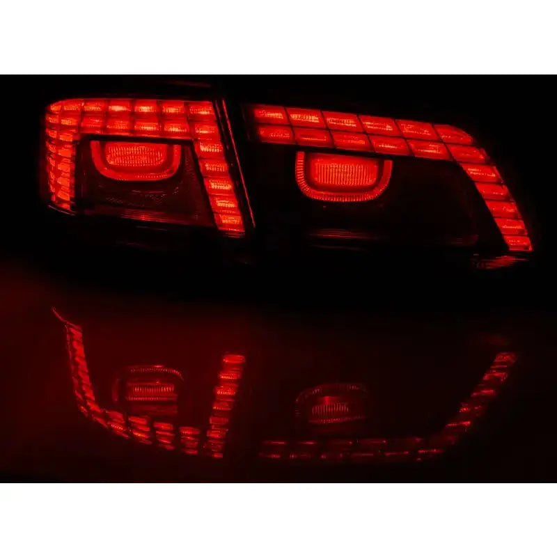 Baklys Vw Passat B7 Sedan LED tent i mørket, med speilbilde på blank overflate.