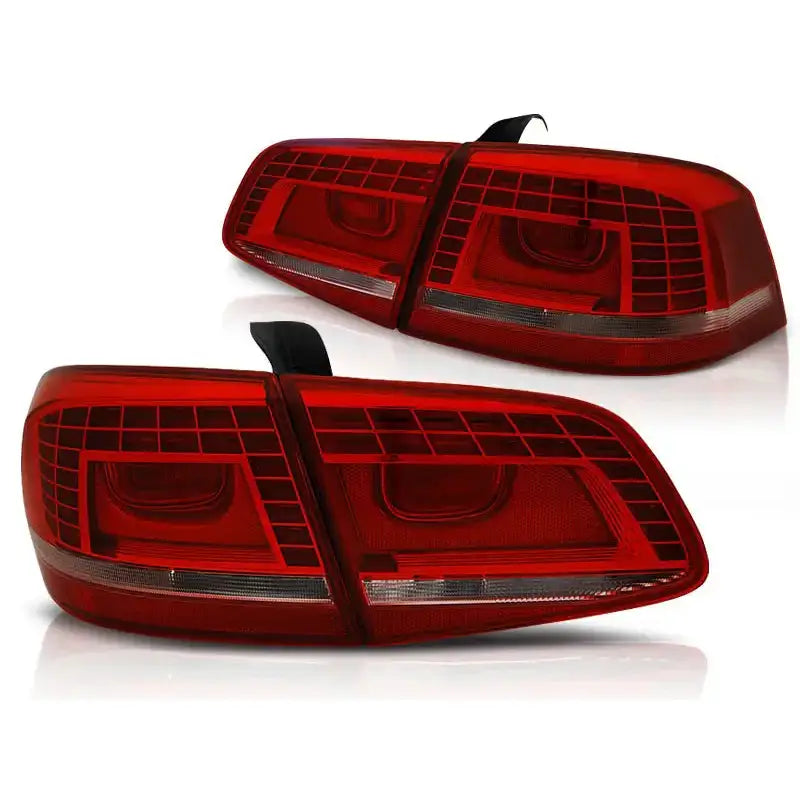 Baklykt VW Passat B7 sedan LED, rød og hvit, sett fra skrå vinkel med horisontale detaljer.