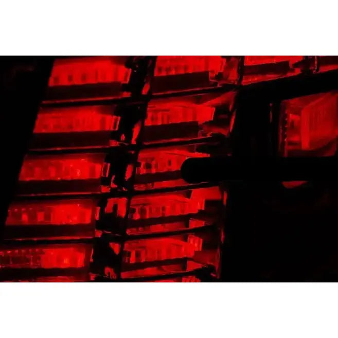 Baklykter Vw Passat B7 Sedan LED, nærbilde av røde lys bak klart deksel med horisontale linjer.