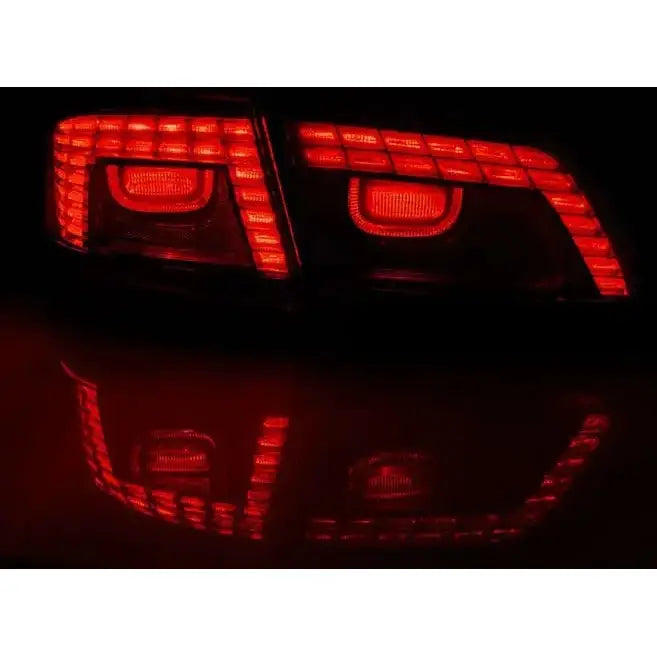 Baklykt Vw Passat B7 Sedan LED bakfra med rød belysning og refleksjon på blank overflate.