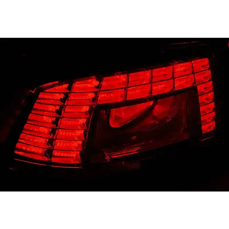 Baklys Vw Passat B7 Sedan LED nærbilde med rødt lys og strukturert plast, fotografert i mørket.