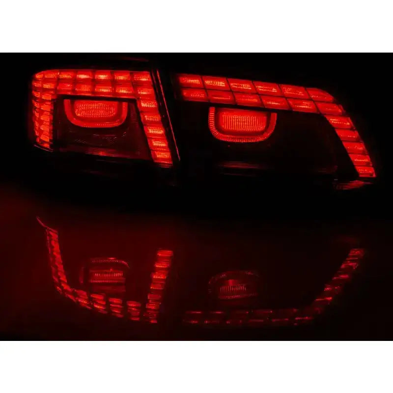 Baklykter Vw Passat B7 Sedan LED lyser rødt bakfra med refleksjon på blank overflate.