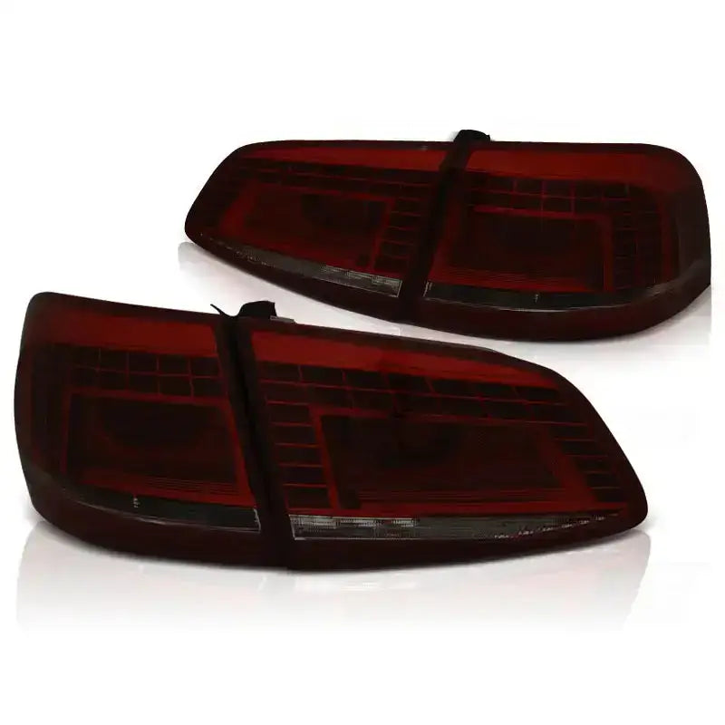 Baklykt Vw Passat B7 Variant LED, rød smoke med sorte detaljer, sett fra skrå vinkel.