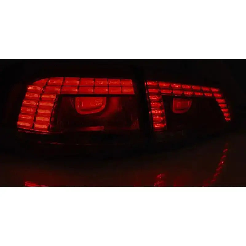 Baklamper Vw Passat B7 Variant med røde LED-lys og rektangulært design sett bakfra i mørket.