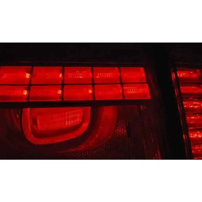 Baklykter Vw Passat B7 Variant med røde LED-elementer og geometriske mønstre sett fra skrå vinkel.