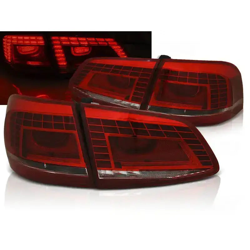 Baklykter Vw Passat B7 Variant i rød og hvit LED, sett fra skrå vinkel med lysmønster.