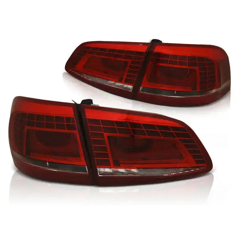 Baklykt Vw Passat B7 Variant LED rød og hvit, sett fra skrå vinkel mot hvit bakgrunn.