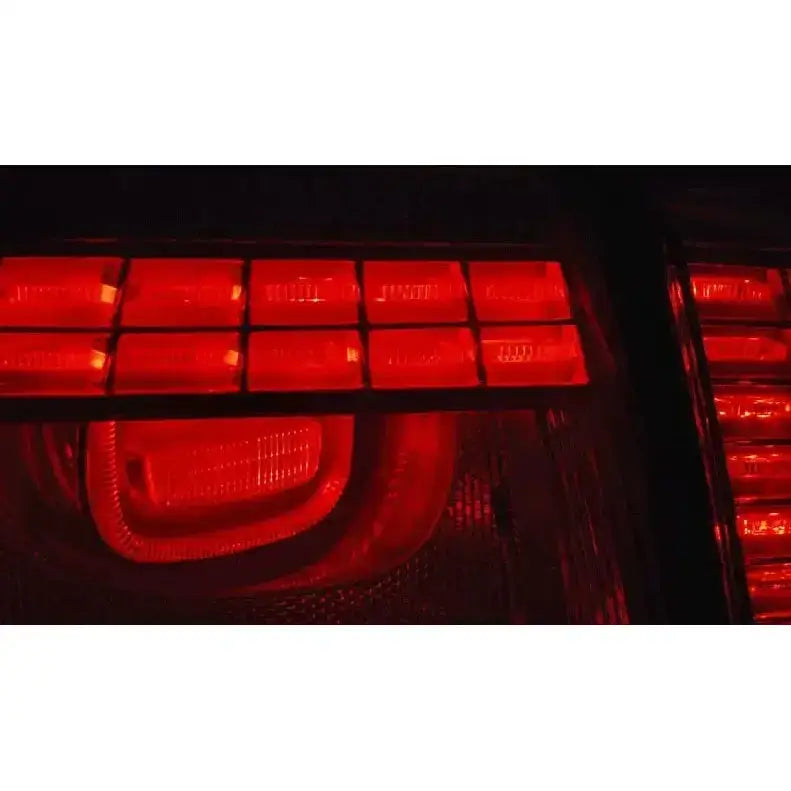 Baklykter Vw Passat B7 Variant LED nærbilde med røde rektangulære lyssegmenter og reflekser.