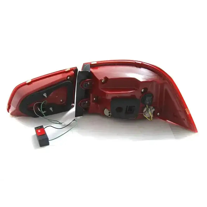 Baklykt Vw Passat B7 Variant LED, bakside med synlige ledninger og koblinger, skrå vinkel.