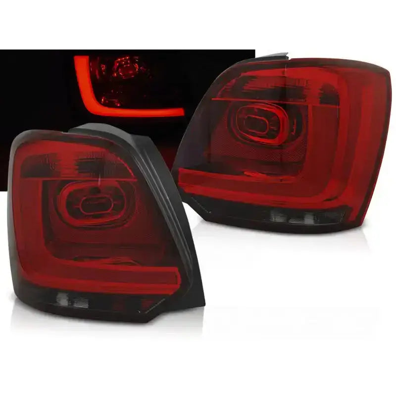 Baklykter Vw Polo 09-13 Red Smoke Led Bar med rød plast og svart ramme, sett fra skrå vinkel.