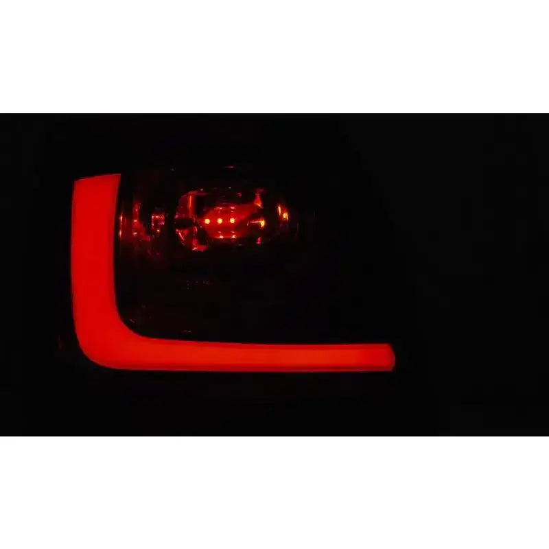 Baklys Vw Polo 09-13 Red Smoke LED med tydelig lyssignatur og rektangulær form i mørket.