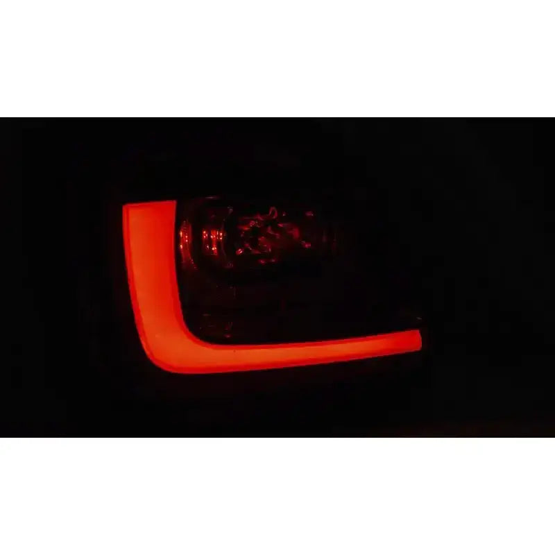 Baklamper Vw Polo 09-13 Red Smoke LED Bar med rød lysramme rundt reflektor, sett fra skrå vinkel.