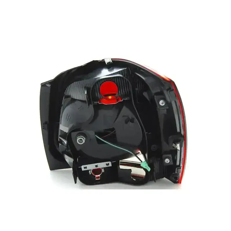 Baklykter Vw Polo 09-13 Red Smoke Led Bar bakside med elektriske kontakter og festeanordninger synlig.