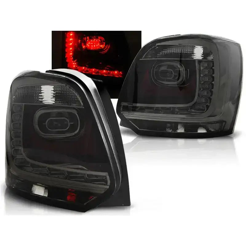 Baklykter Vw Polo 09-13 Smoke Led i svart plast med sotet glass og rød LED-lys, skrå vinkel.