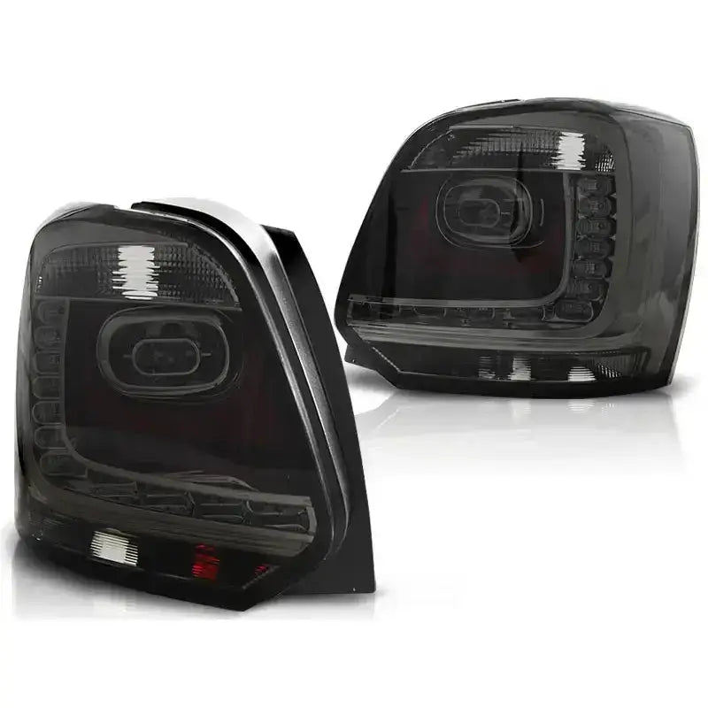 Baklykt Vw Polo 09-13 Smoke LED med sotet glass og synlige LED-elementer, sett fra skrå vinkel.