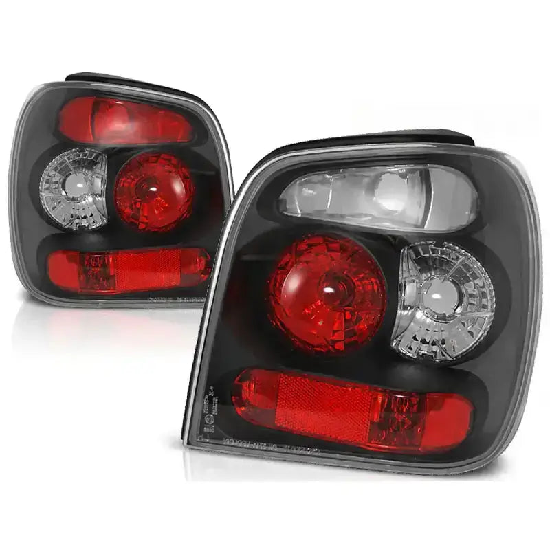 Baklykter Vw Polo 6N i svart plast med klare og røde linser, sett fra skrå vinkel.