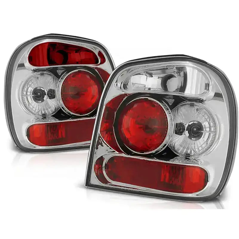 Baklykter Vw Polo 6N med klare og røde felt, sett fra skrå vinkel, reflektorer og lyspærer synlig.