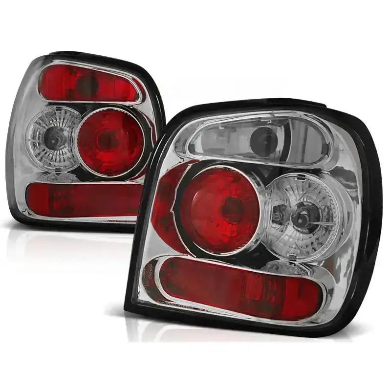 Baklykter Vw Polo 6N2 i chrome med røde og hvite felt, sett skrått mot hvit bakgrunn.