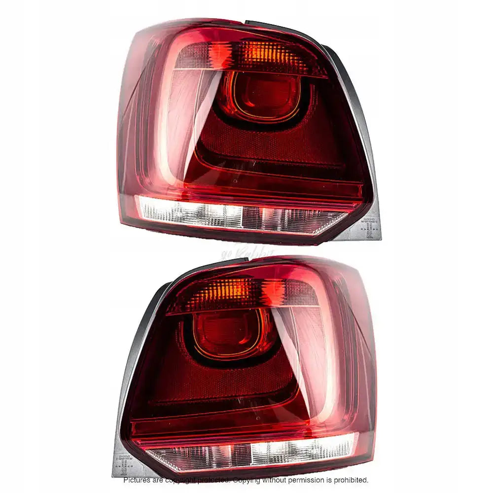 Baklykter Vw Polo 6R 09-17 med klar rød og hvit plast, synlige reflekser og oransje blinklys.