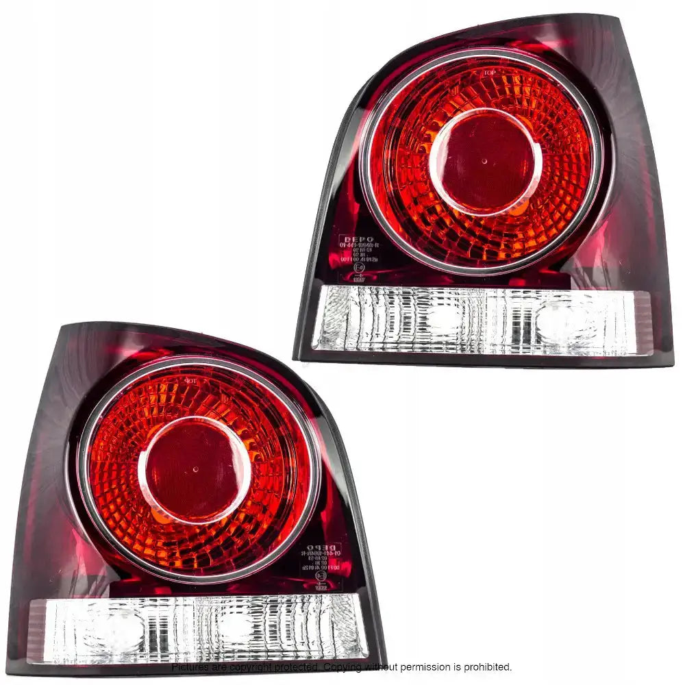 Baklykter Vw Polo 9N3 05-09 med røde og hvite felt, vist forfra mot hvit bakgrunn.